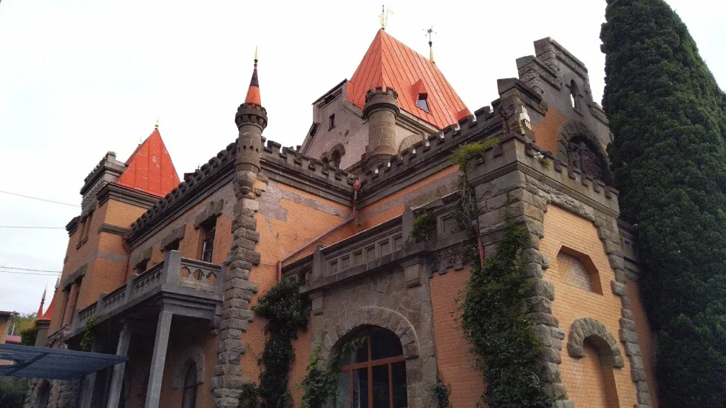 Дворец княгини Гагариной - главный корпус санатория Утес в Крыму