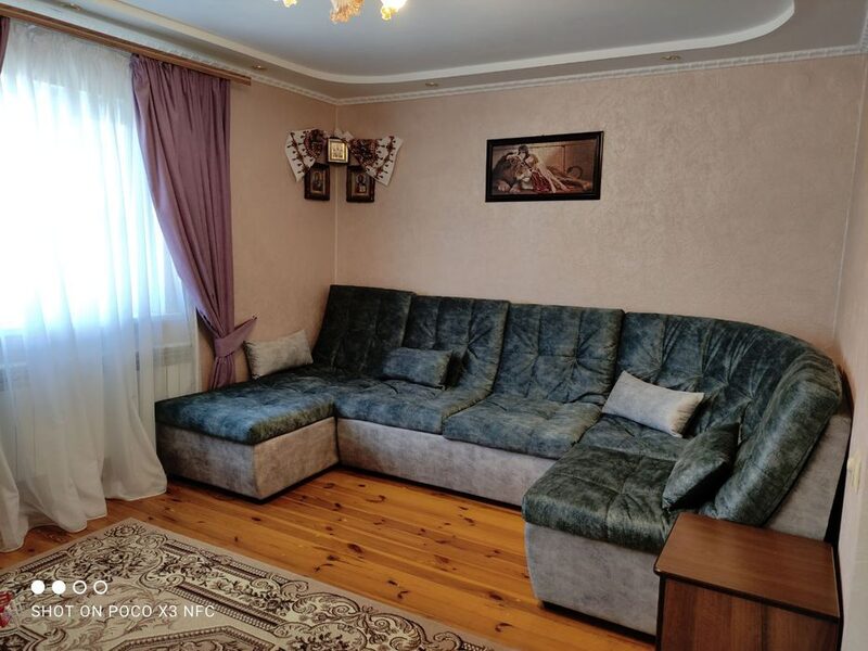 Двор и вид на горы