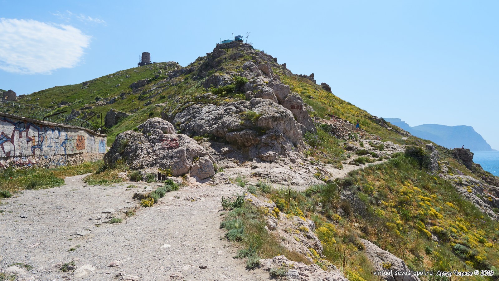 Вид на крепость Чембало с высоты