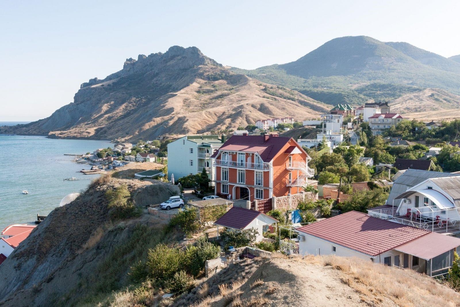 Черноморское — поселок на западе Крыма