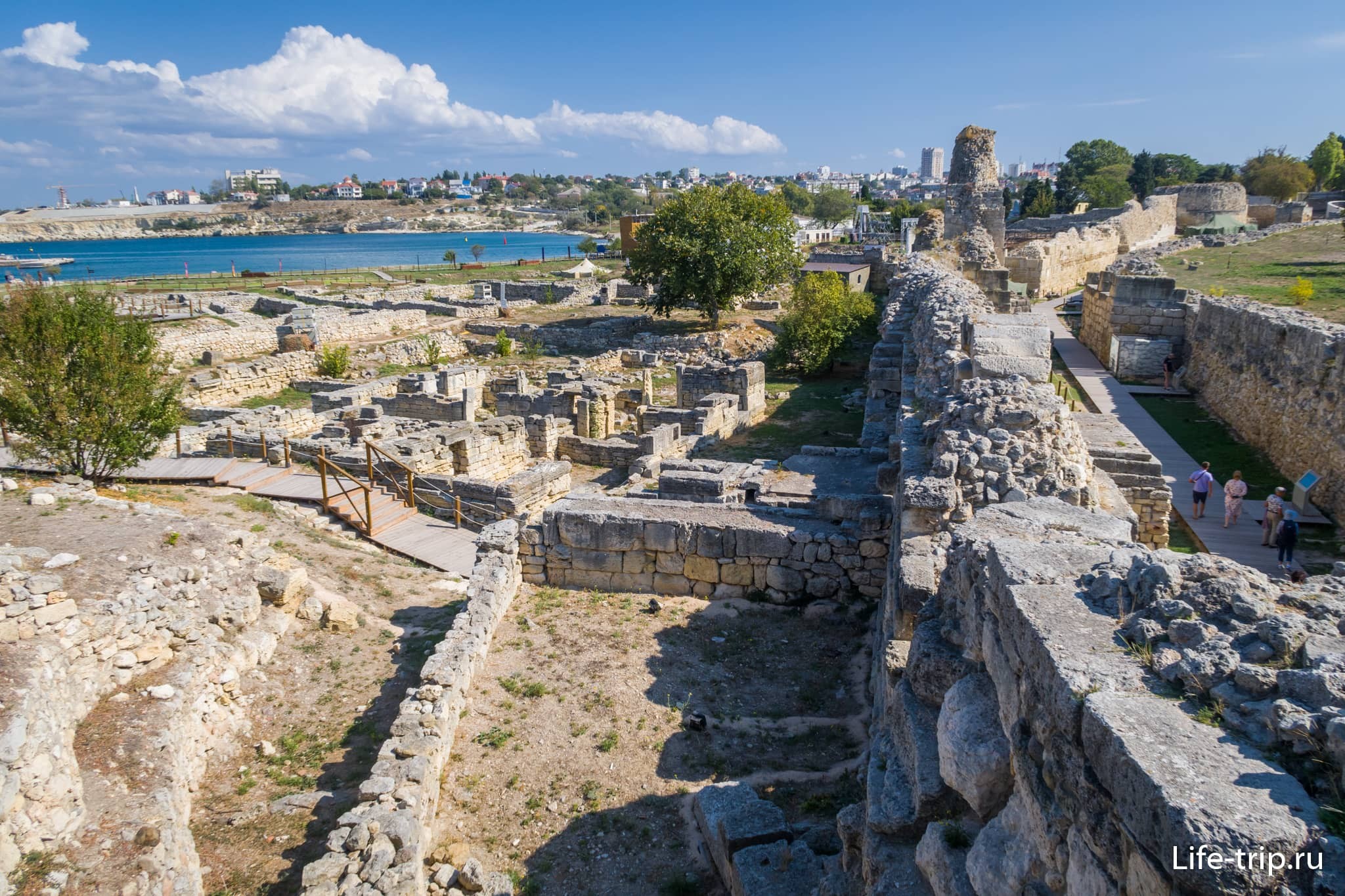 Херсонес Таврический — руины античного города на берегу моря