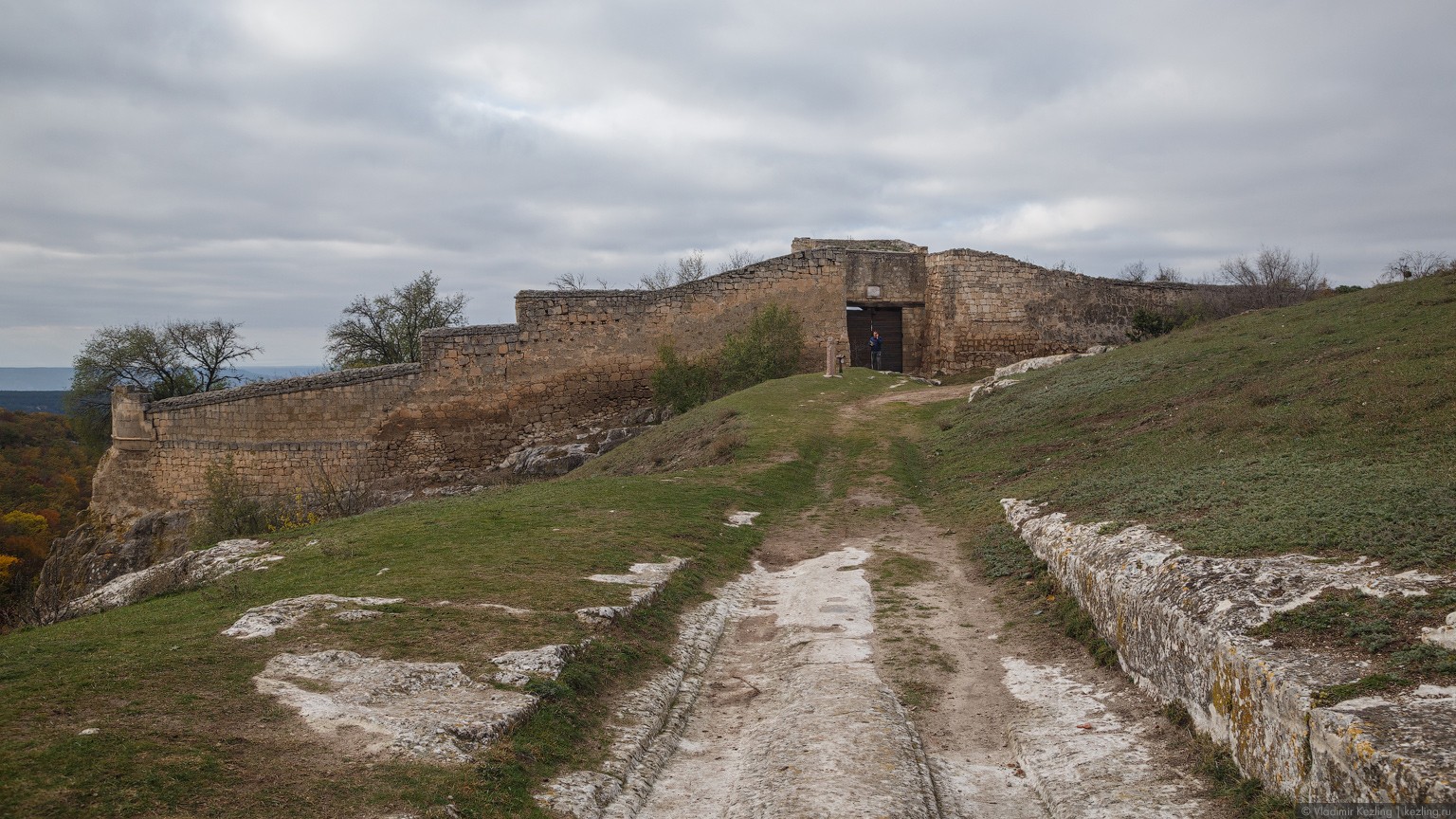 Стены Чуфут-Кале