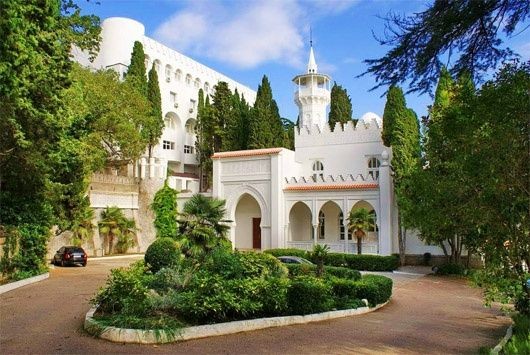 Дворец Кичкинэ в Гаспре — белоснежное здание в мавританском стиле с башенками на фоне гор