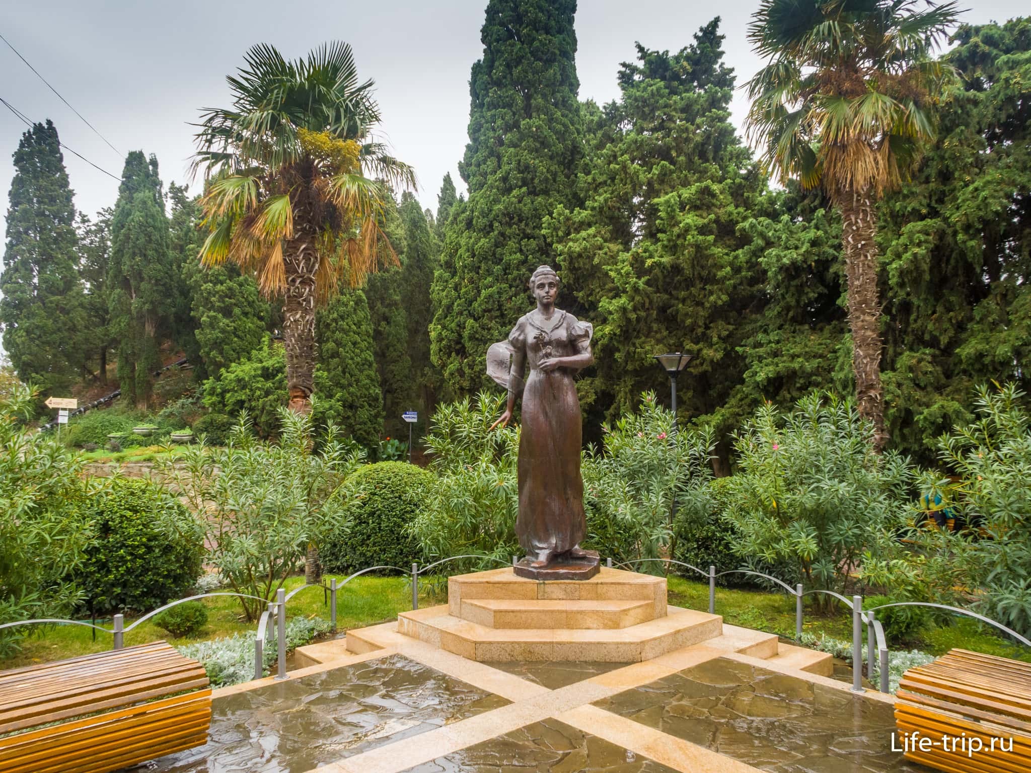 Парк у дворца Гагариной