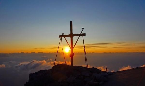 Гора Святой с крестом на вершине