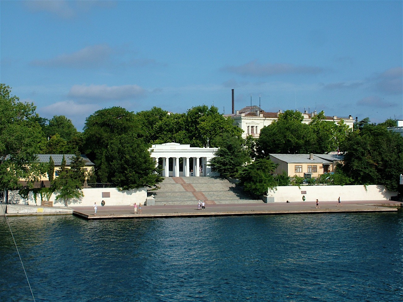Графская пристань — белые колонны на берегу Севастопольской бухты