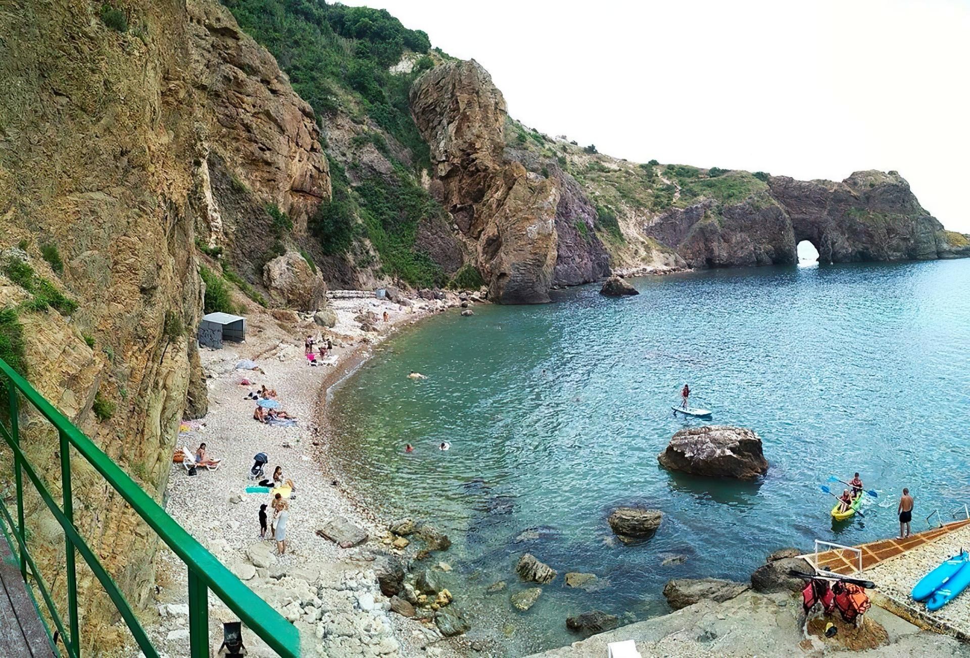 Пляж Каравелла у Карадага