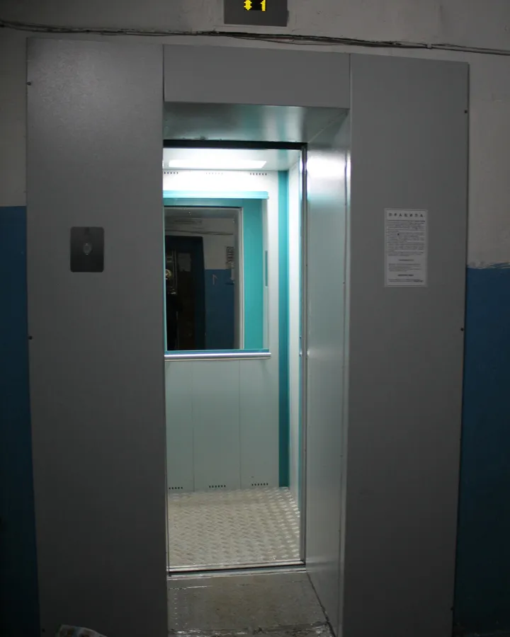 Коляска рядом с лифтом