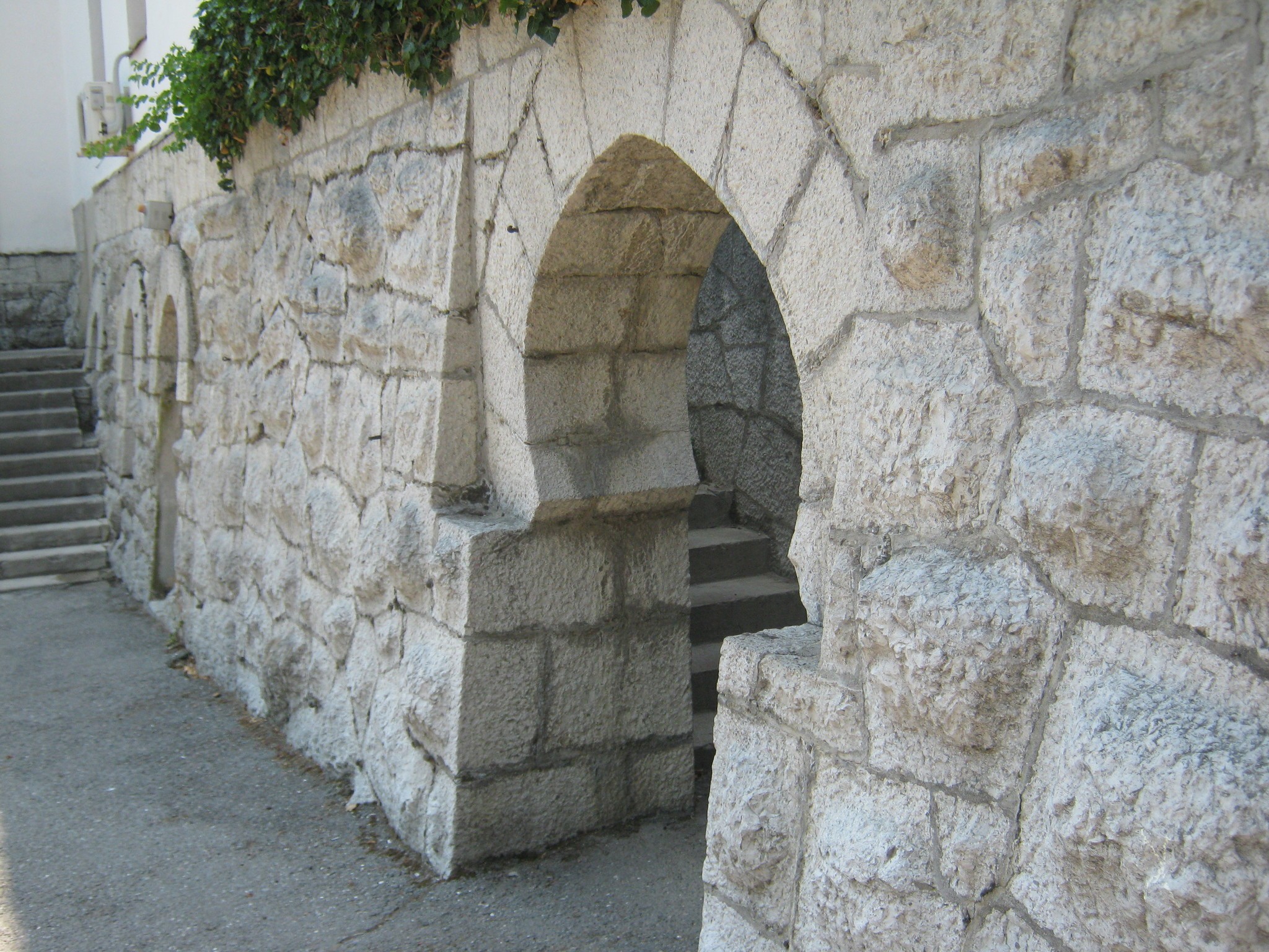 Поселок Кореиз с дворцами Дюльбер и Кичкинэ на фоне гор