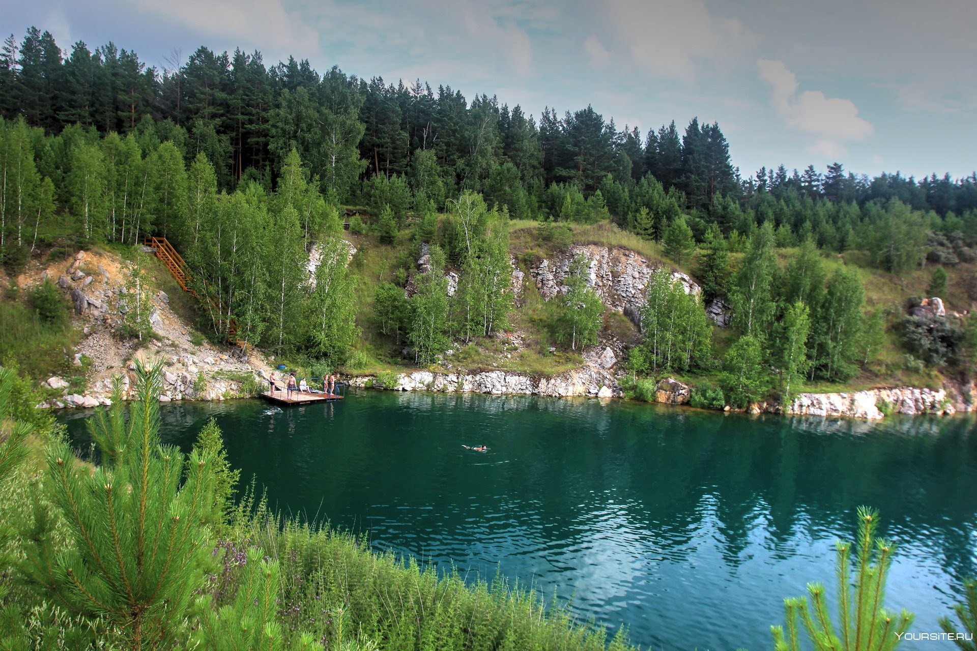 Бирюзовая вода Мраморного озера