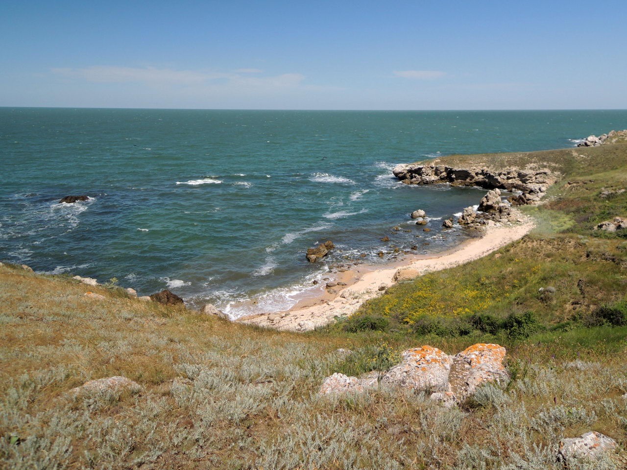 Мыс Казантип — скалистый берег и море