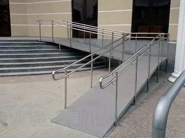 Пандус у входа в подъезд