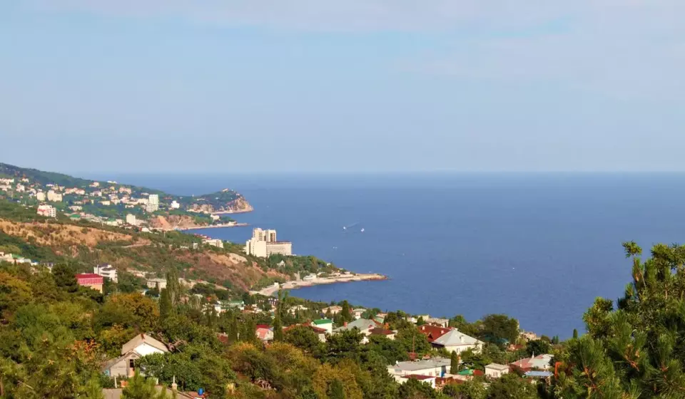 Вид на Парковое и море с горы