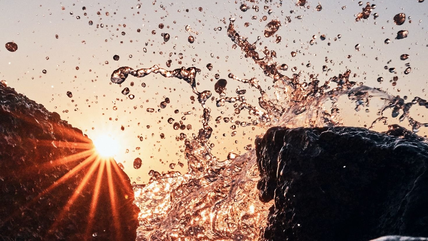 Солнце в брызгах водопада