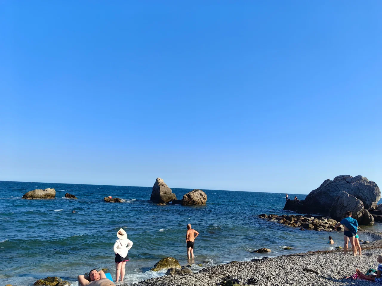 Центральный пляж Симеиза — галька, шезлонги, море