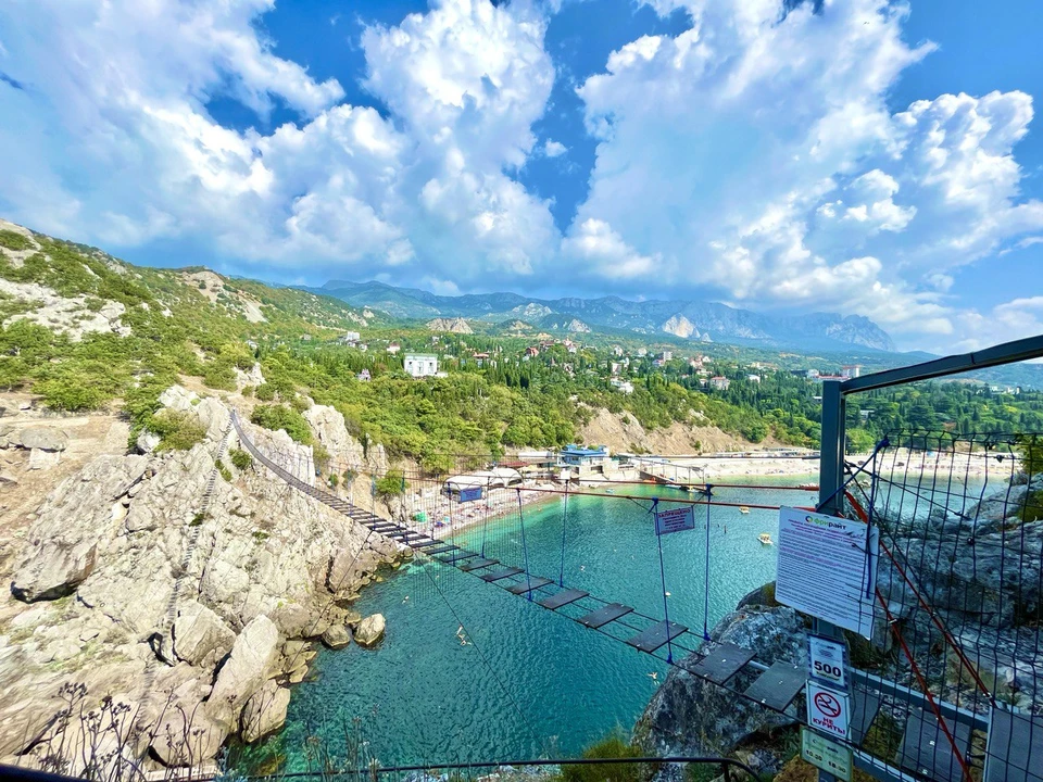 Скала Дива в Симеизе — подвесной мост и вид на Голубой залив