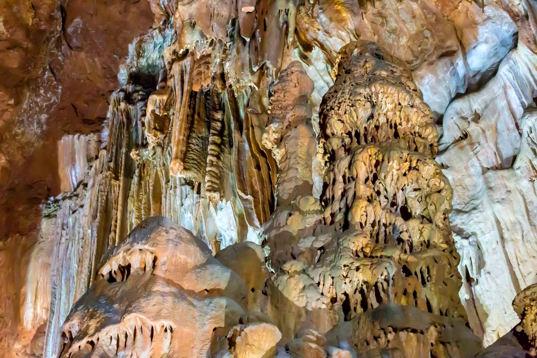 Скельская пещера — сталактиты и сталагмиты в подземном зале