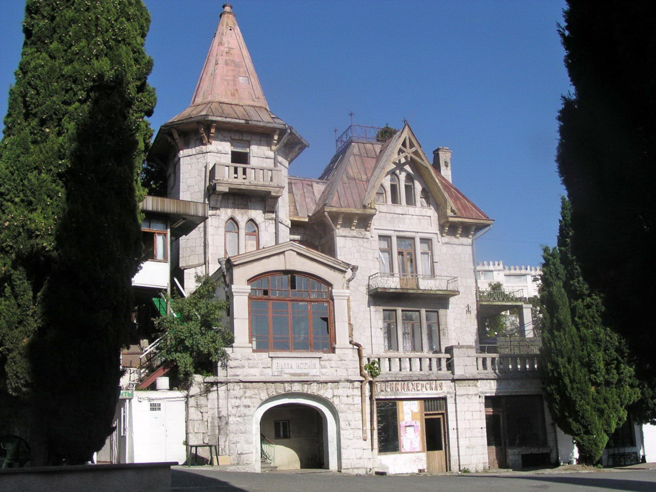 Вилла Ксения в Симеизе — особняк в неоромантическом стиле с башенками на фоне горы Кошка