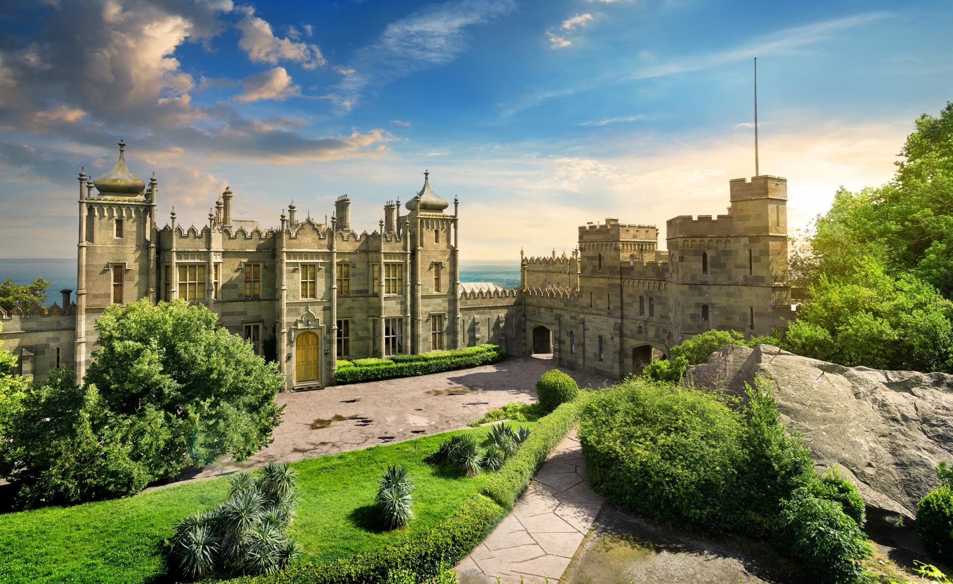 Воронцовский дворец, вид от Чайного домика через парк