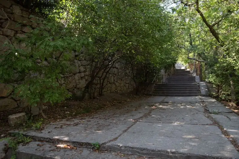 Крутая лестница на одной из улиц Ялты — Пушкинская или Киевская