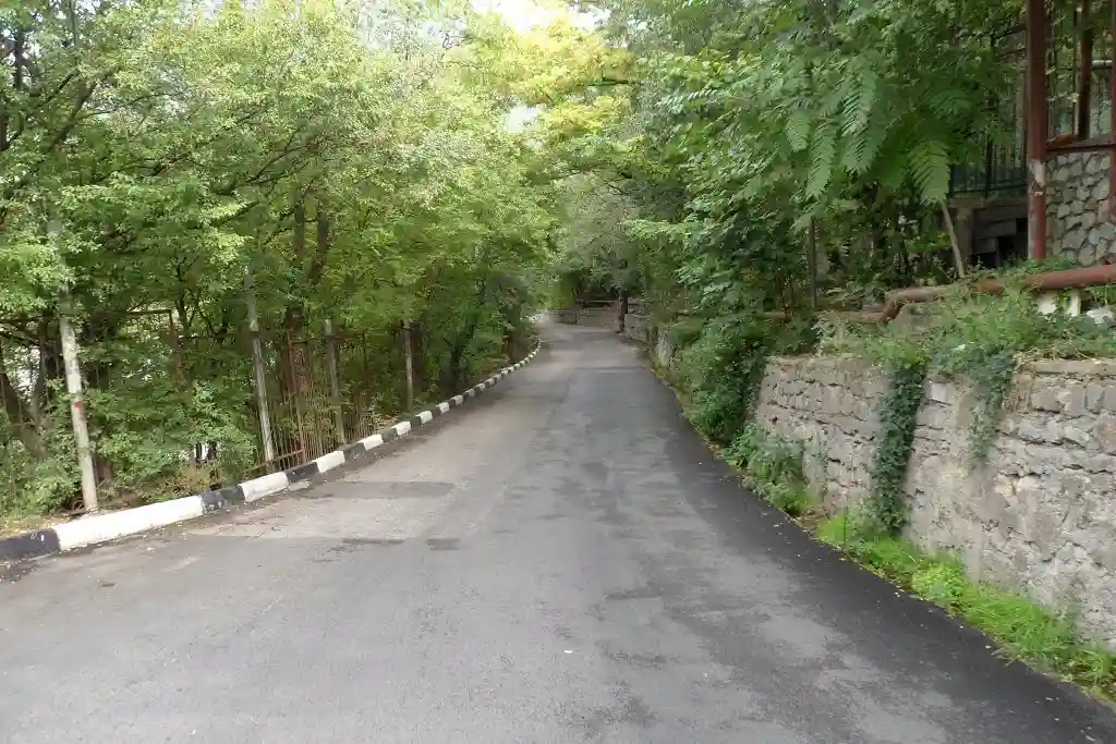 Нижняя Массандра в Ялте — ровная улица у моря, дома, зелень