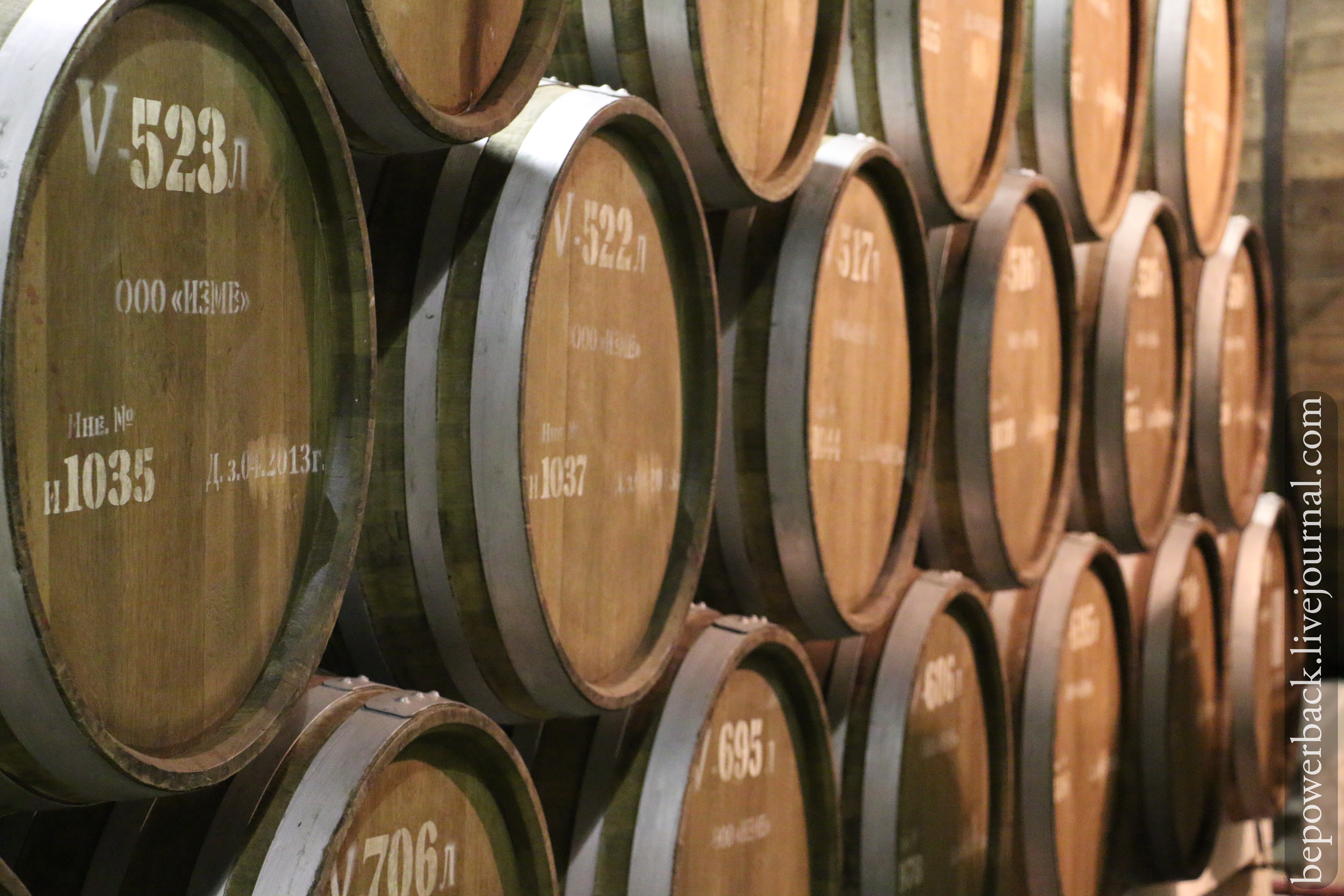 Инкерманский завод марочных вин — штольни с дубовыми бочками